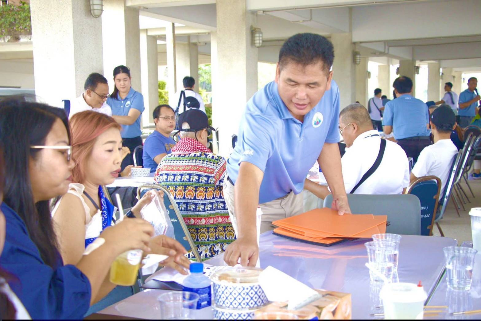 title - ผอ.ศพส. ห้การต้อนรับ คณะผู้บริหาร พนักงาน และสื่อมวลชน จาก บริษัท ทิพยประกันภัย จำกัด (มหาชน) พร้อมนำคณะเข้าเยี่ยมชมนิทรรศการสืบสาน สายธาร สร้างงาน หัตถศิลป์ ณ ศูนย์ส่งเสริมและพัฒนาอาชีพเสริมนอกภาคการเกษตร (ศูนย์ศิลปาชีพ บางไทรฯ (เดิม)) 